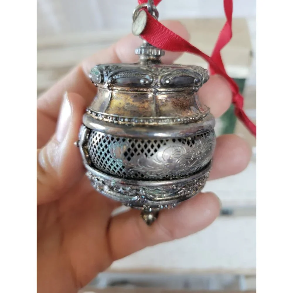 Hallmark silver stars Holly world‎ collection ornament as is
